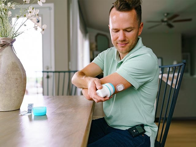Simplera Sync on man's arm