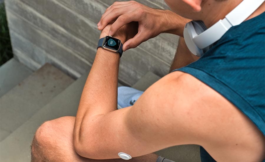 Person using MiniMed system on the smartwatch